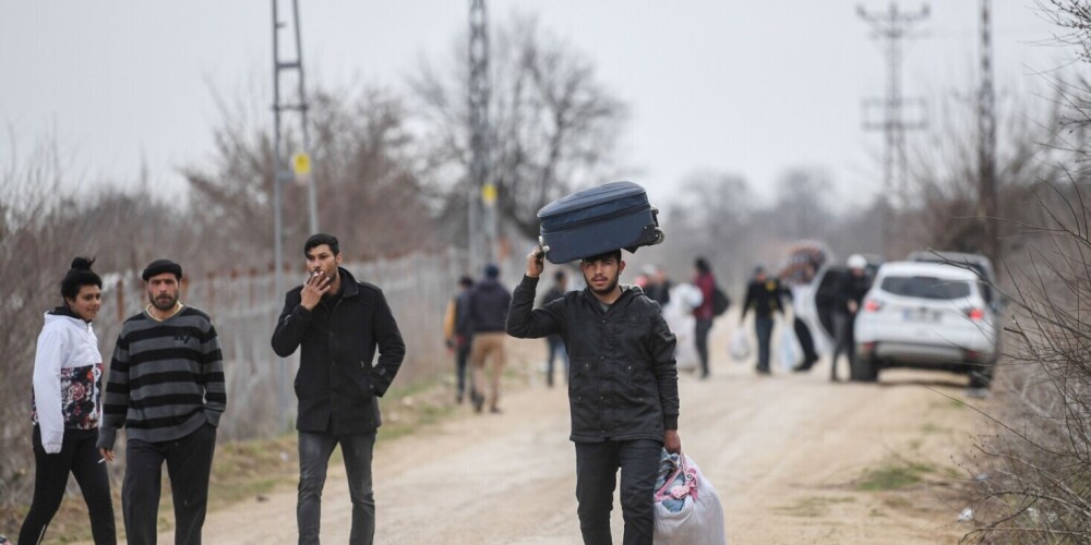 Grieķija Covid-19 ierobežošanai pārvietos migrantus no nometnēm salās uz iekšzemi