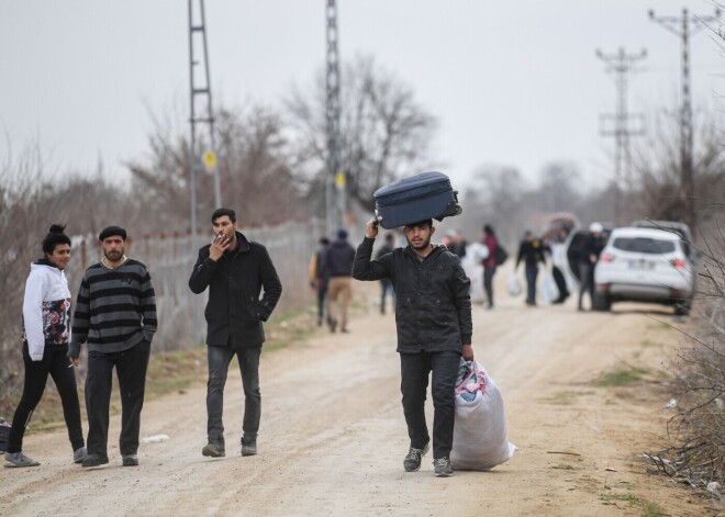 Grieķija Covid-19 ierobežošanai pārvietos migrantus no nometnēm salās uz iekšzemi