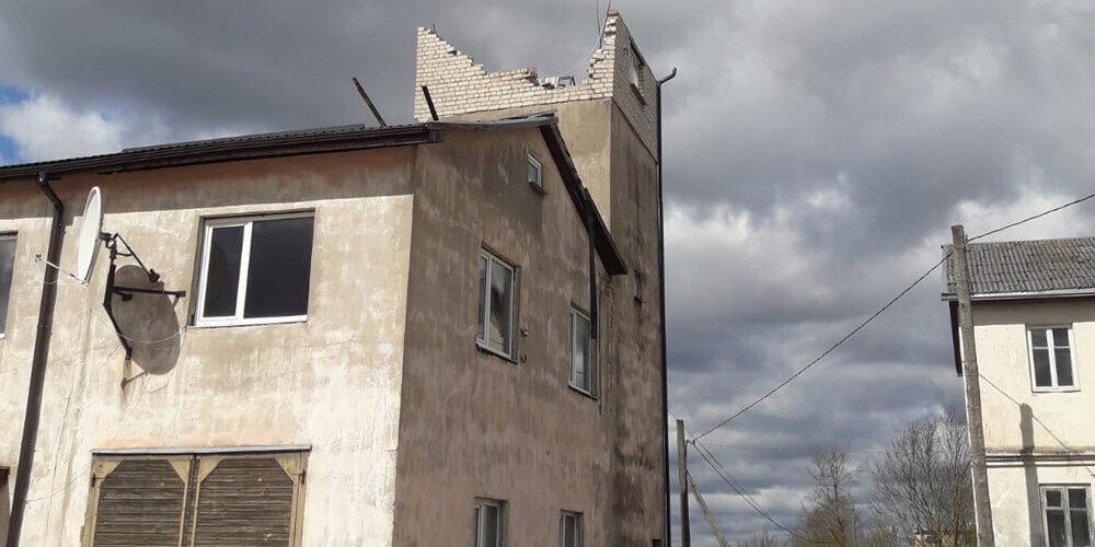 Vēja dēļ nobrucis tornis, kur bija uzstādīta sirēnas iekārta.