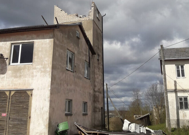 Varakļānu ugunsdzēsēju postenim vēja dēļ nobrucis tornis