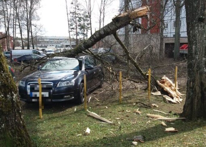 Saskādē auto un skolai norauj jumtu - spēcīgais vējš valstī liek par sevi manīt