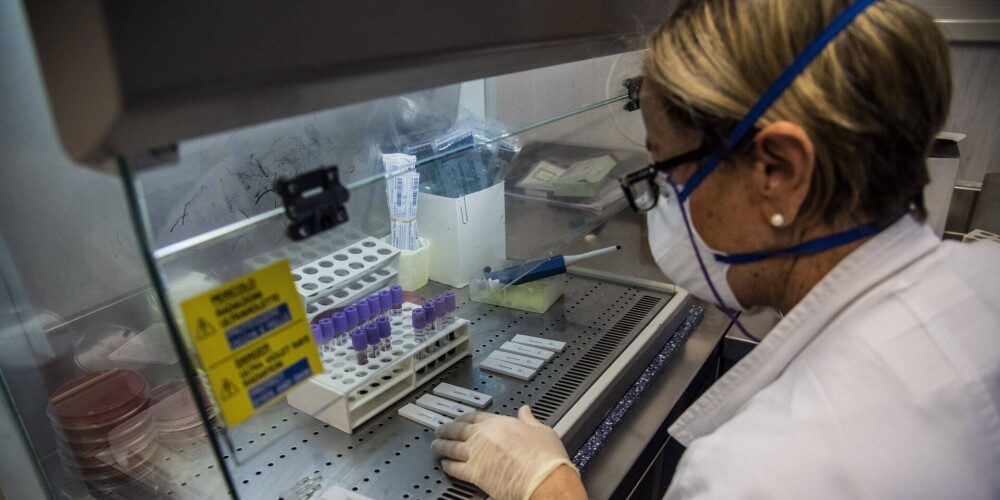 Ķīna noraida teoriju par koronavīrusa radīšanu laboratorijā