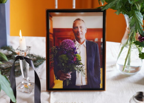 Pasniedzēja Rolanda Tjarves piemiņai LU fakultātē gulst ziedi un svecītes
