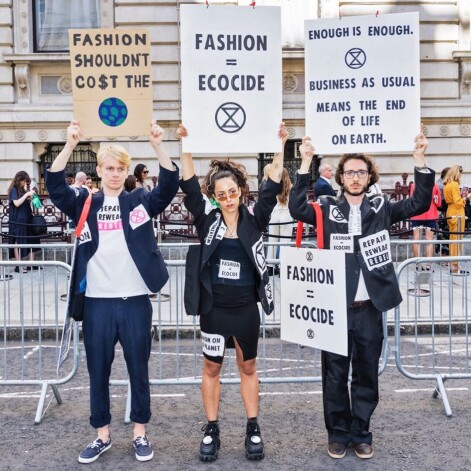 Organizācijas "Extinction Rebellion’s Fashion Boycott" protests Londonas modes nedēļās laikā. 2020