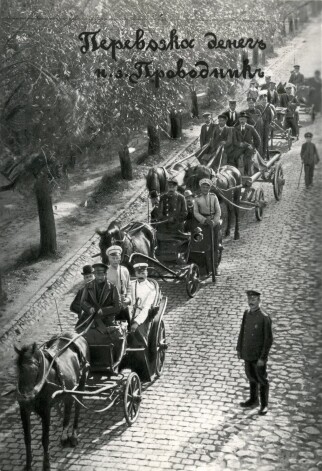 1905. gada revolūcijas laikā par ierastu lietu kļuva laupīšanas uzbrukumi, tādēļ naudu nācās pārvadāt pastiprinātas apsardzes pavadībā. Attēlā redzamais konvojs ved naudu "Provodņik" strādnieku algu izmaksai.