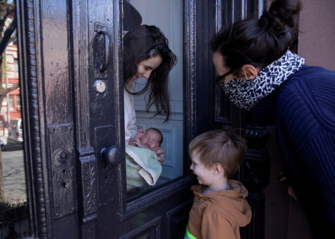 Vīrieši drīkst iziet no dzīvesvietas tikai nepāra datumos, sievietes - tikai pāra datumos. Kādi ierobežojumi ir citās valstīs?