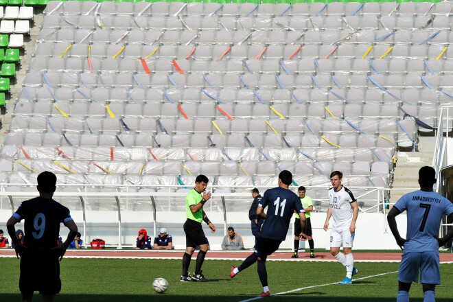 Turkmenistānas futbola grandu duelis 300 skatītāju klātbūtnē starp "Altyn Asyr" un "Kopetdag" noslēdzās 1:1.