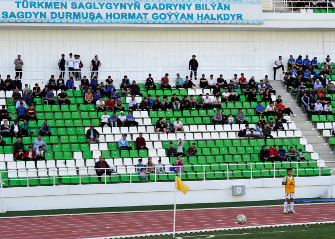 "Kad jūsu iemīļotā komanda uzvar, tas stiprina jūsu imunitāti!" Turkmenistāna ar skatītājiem tribīnēs atsāk futbola čempionātu