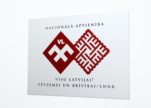 Plāksne ar Nacionālās apvienības "Visu Latvijai!"-"Tēvzemei un brīvībai"/LNNK" logo.