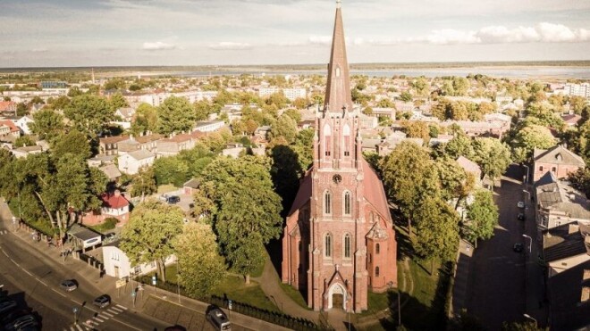 Liepājas Svētā Annas baznīca sabiedrības uzmanības lokā nokļuvusi ar tur rīkotajiem slepenajiem Lieldienu dievkalpojumiem. 