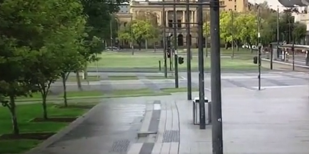 VIDEO: pilsēta Austrālijā pandēmijas laikā ir tik tukša, ka pa ielām lēkšo ķengurs
