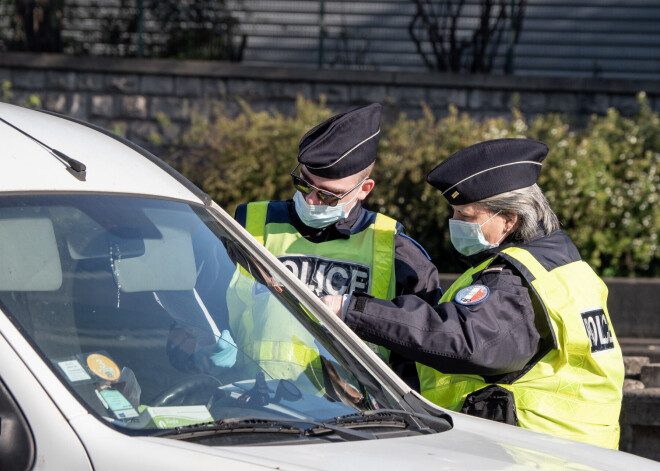 Parīzē iedzīvotāji iesaistās sadursmēs ar policiju