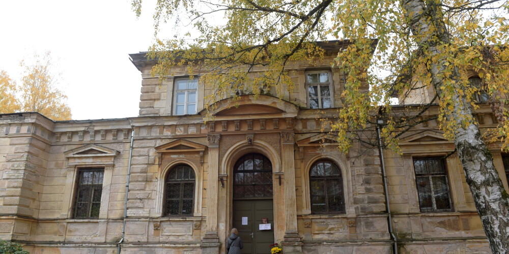 Latvijas Universitāte cīnās ar Anniņmuižas biedrību par vēsturiskās ēkas nākotni