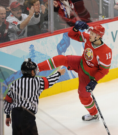 Dmitrijs Meļeško priecājas par vārtu guvumu 2010. gada pasaules čempionātā.