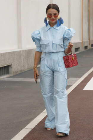 Gaiši zils tafta auduma komplekts ar atsauci uz 90. gadu modi.