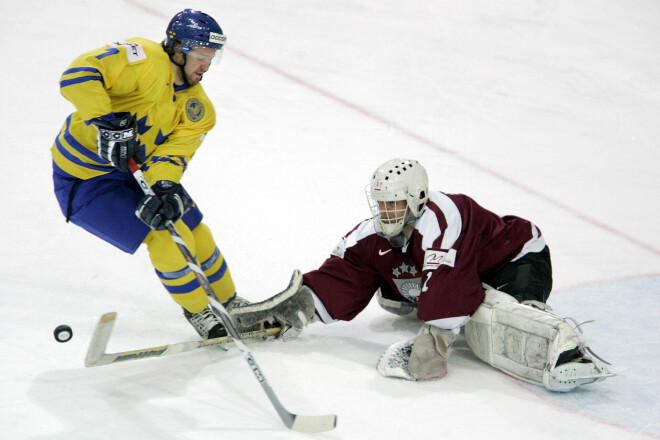 Latvijas hokeja leģenda Artūrs Irbe vārtos pret Zviedrijas izlasi 2005. gada pasaules čempionātā hokejā Insbrukā (Austrijā).