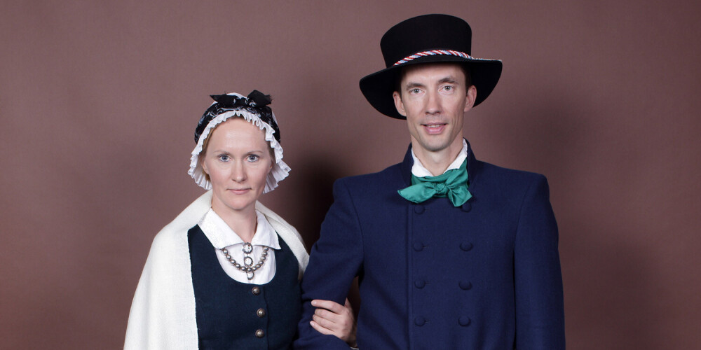 Tautas tērpu centra SENĀ KLĒTS vadītāji Monta un Ansis Grasmaņi.