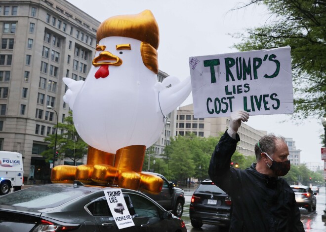 Tramps turpina ieteikt nejēdzīgus un dzīvībai bīstamus paņēmienus Covid-19 ārstēšanai