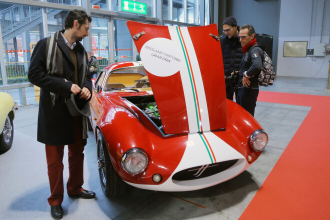 "Deviņvīri" apciemoja klasisko auto izstādi Milānā un pat apjuka visā tur redzētajā motorizētās dailes parādē...