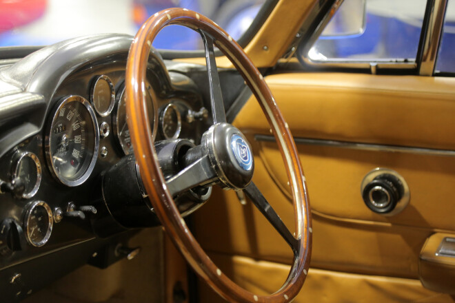 "Deviņvīri" apciemoja klasisko auto izstādi Milānā un pat apjuka visā tur redzētajā motorizētās dailes parādē...