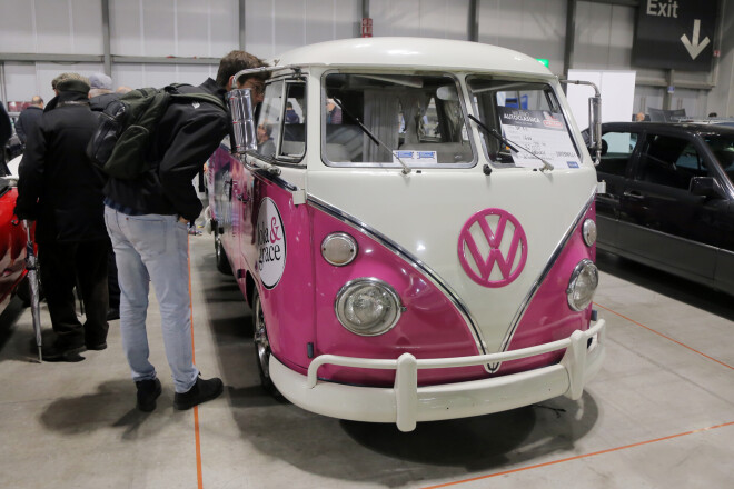 "Deviņvīri" apciemoja klasisko auto izstādi Milānā un pat apjuka visā tur redzētajā motorizētās dailes parādē...