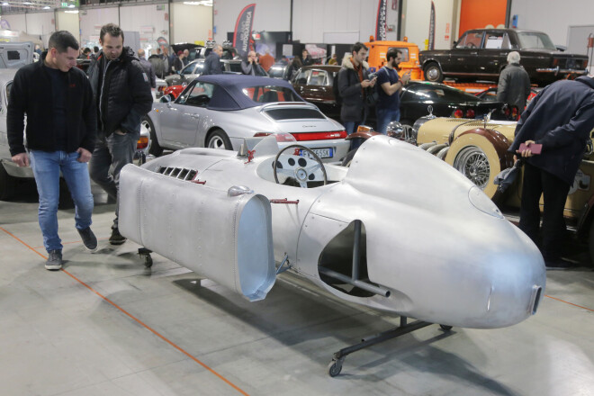 "Deviņvīri" apciemoja klasisko auto izstādi Milānā un pat apjuka visā tur redzētajā motorizētās dailes parādē...