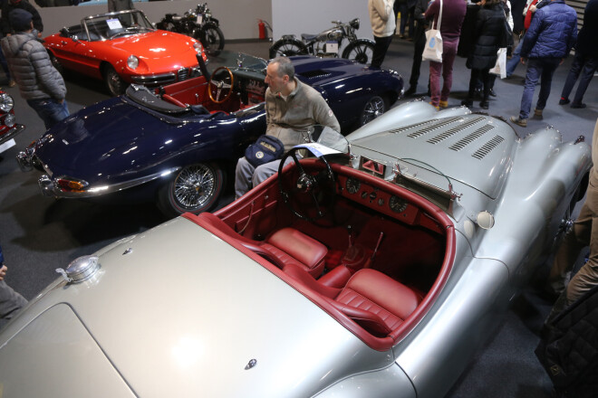 "Deviņvīri" apciemoja klasisko auto izstādi Milānā un pat apjuka visā tur redzētajā motorizētās dailes parādē...