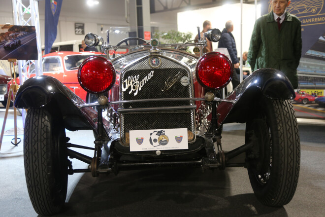 "Deviņvīri" apciemoja klasisko auto izstādi Milānā un pat apjuka visā tur redzētajā motorizētās dailes parādē...