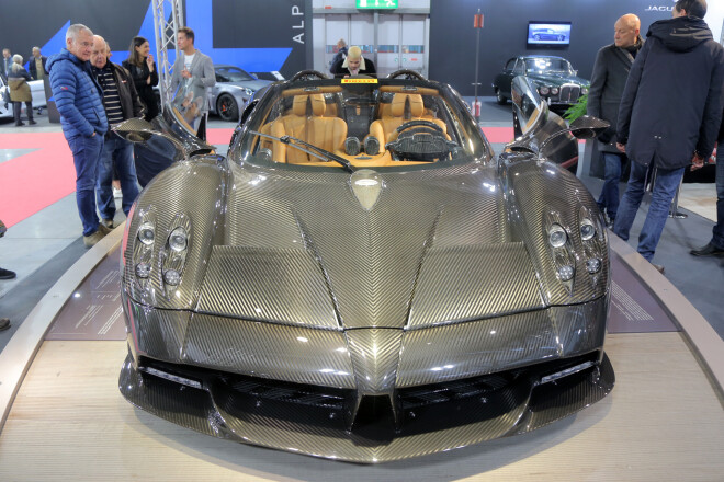 "Deviņvīri" apciemoja klasisko auto izstādi Milānā un pat apjuka visā tur redzētajā motorizētās dailes parādē...