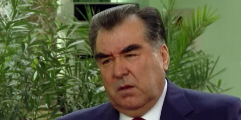 Tadžikistānas prezidents negaidīti paziņo, ka valstī jāslēdz skolas un jāatceļ sporta spēles