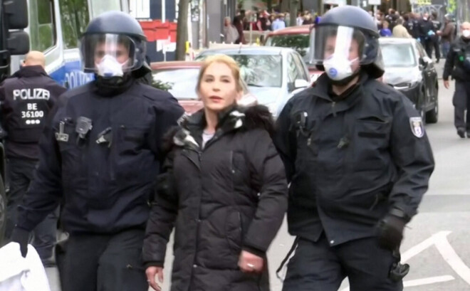 Vairāki protestētāji Berlīnē tika aizturēti, tomēr pamazām pēcpusdienas gaitā ļaudis izklīda.