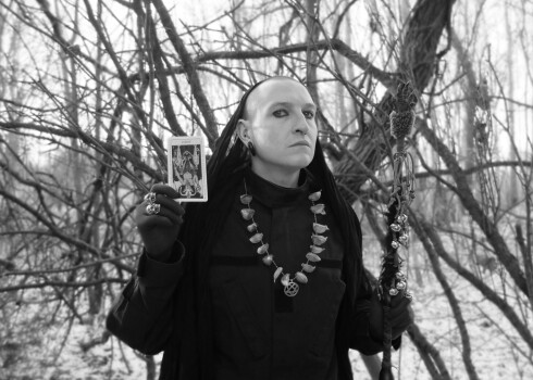Naglo pie kokiem trušu galvas un veic citus rituālus - provokatīvais mākslinieks Kristians Brekte aizrāvies ar buršanos