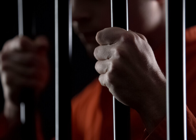 Влюбленные наняли киллера для застукавшего их в постели отчима