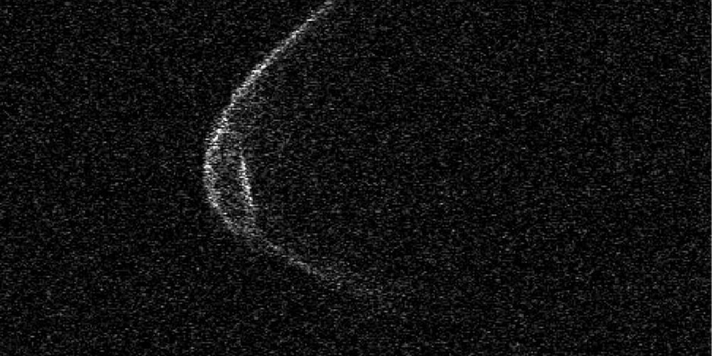 Zemei pietuvosies asteroīds, kurš "uzvilcis" aizsargmasku
