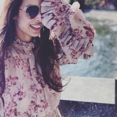 Blūze ar volāniem ar atsauci uz 70. gadiem