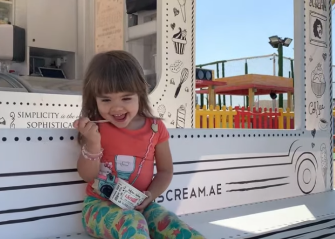 Двухлетняя девочка из Латвии стала известной в Дубае