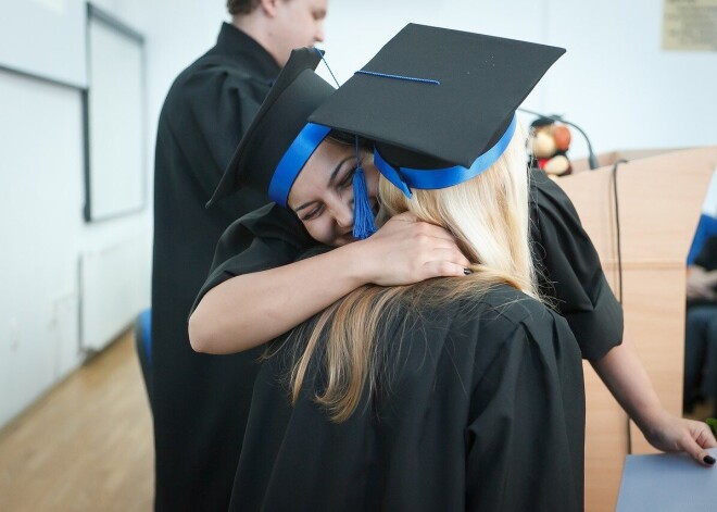 Суд Сатверсме продолжает рассматривать иск против запрета преподавания на иностранных языках