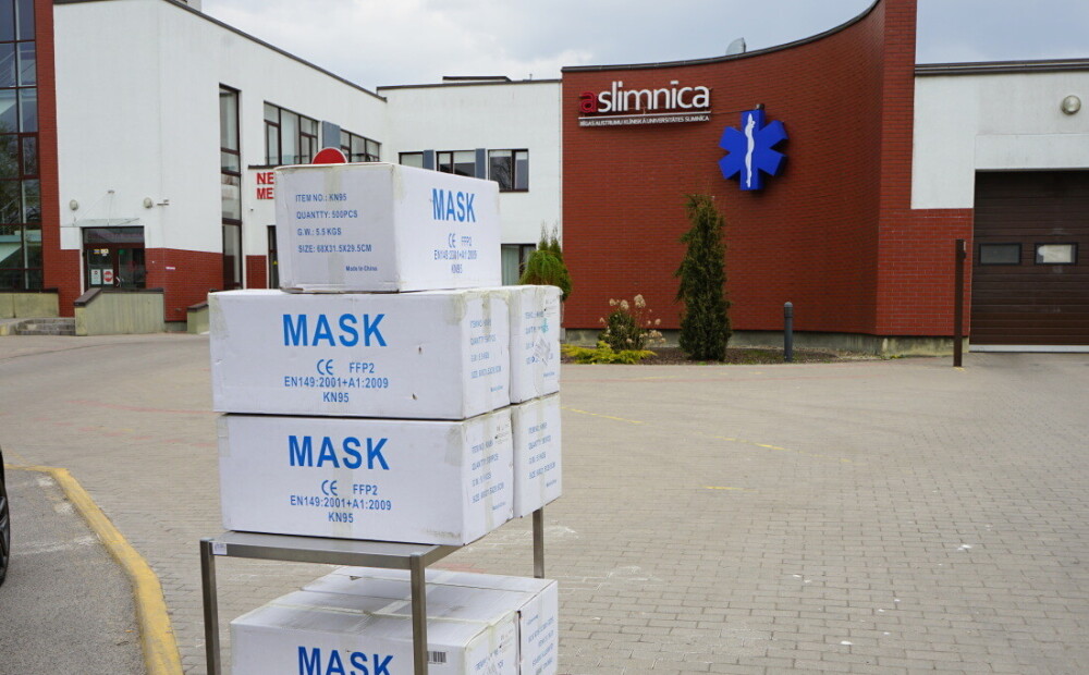 Ārvalstu zāļu ražotāji dāvina 3500 respiratorus Rīgas Austrumu slimnīcas mediķiem