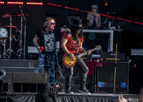 Rokenrols ir dzīvs arī pašizolācijā - "Guns N’ Roses" vokālists Aksls Rouzs par sešām stundām nokavē grupas koncertu