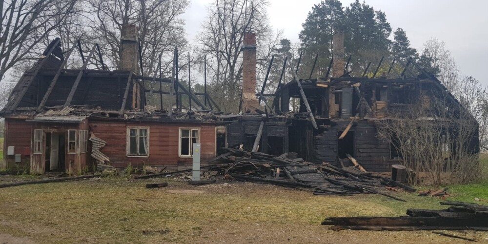 Mācītāja Uģa Brūklenes ģimenes māja “Brūklenes” pēc ugunsgrēka.