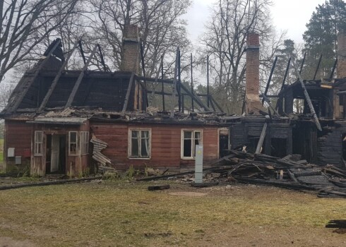 Mācītāja Uģa Brūklenes ģimenes māja “Brūklenes” pēc ugunsgrēka.