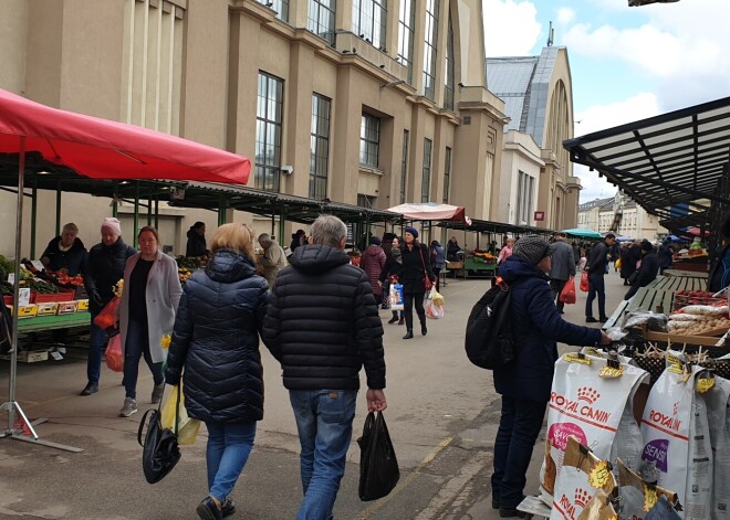 FOTO: cigarešu tirgotāji, pūļi un konfliktsituācijas - Rīgas Centrāltirgū dzīve atgriežas ierastajā ritmā