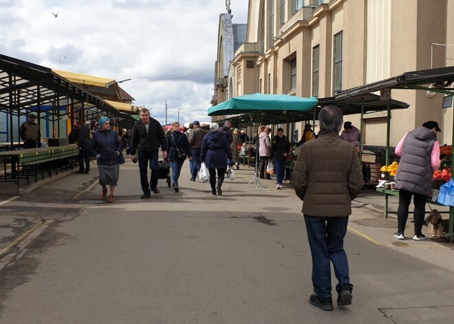 Lai gan valstī aizvien ir ārkārtējais stāvoklis, kad noteikti stingri pulcēšanās ierobežojumi un ļaudīm jāievēro divu metru distance, Rīgas Centrāltirgū valda rosība teju kā pirms Covid-19 krīzes.