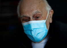 FOTO: apbrīnojama varonība - ārsts Francijā 98 gados turpina darbu; viņu neaptur pat inficēšanās ar Covid-19