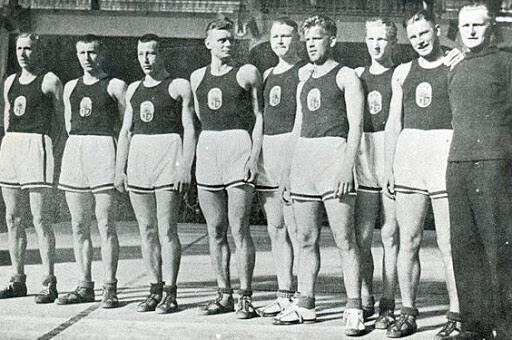 1935. gada 4. maijā Latvijas vīriešu basketbola izlase izcīna uzvaru 1. Eiropas čempionātā Šveicē.