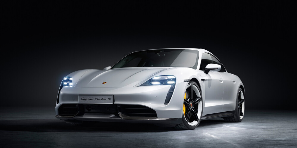 Bils Geitss saceļ vētru, nopērkot "Porsche" elektromobili; briti pirmie tiks pie nākotnes auto