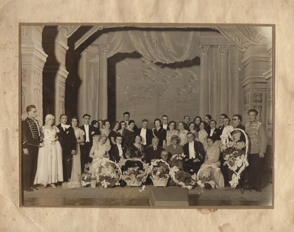 Liepājas operas kolektīvs 1934. gadā pēc Johana Štrausa operetes "Sikspārnis" uzveduma. Pirmajā rindā vidū - operas direktors, ārsts Ernests Ekšteins, pa labi no viņa soliste Erna Kukaine.