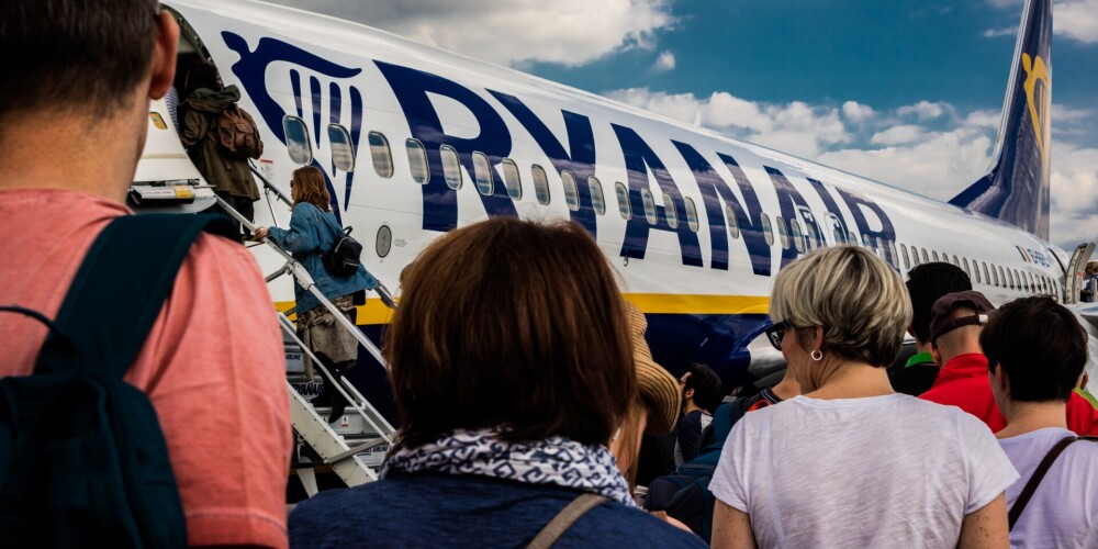 Apsūdz “Ryanair” negodprātīgas politikas īstenošanā: nevēlas atmaksāt naudu, bet piedāvā kuponus
