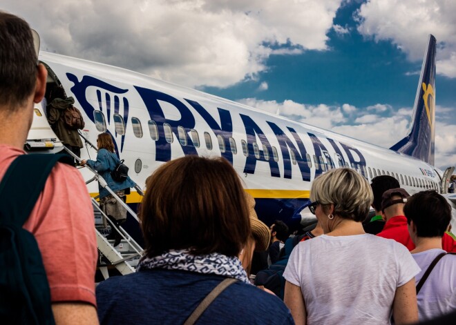 Apsūdz “Ryanair” negodprātīgas politikas īstenošanā: nevēlas atmaksāt naudu, bet piedāvā kuponus