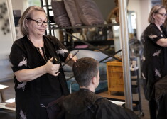 Dāņu friziere Kristela Lerhe no Bagsvārdas atkal ķērusies pie darba.